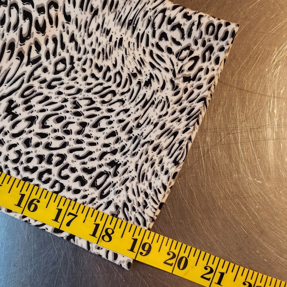 Reebok High-Waist White & Black Leopard Print Capris | Women | Large - Picture 10 of 11